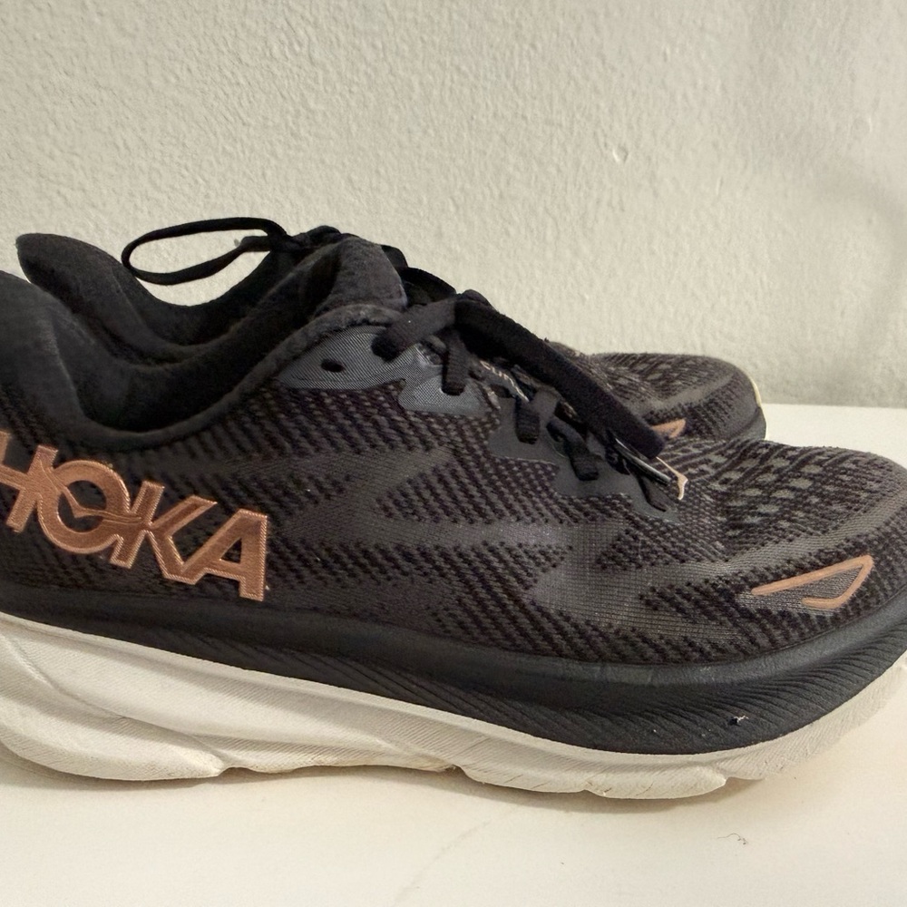 Hoka women size 7 Clifton 9Black and Pink Athletic Shoes - Picture 4 of 8